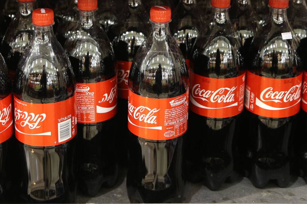 Coca cola на израильском. Израильская Кока кола. Налог на Кока колу. Новая Кока кола в России. Cola бюджетная Российская.