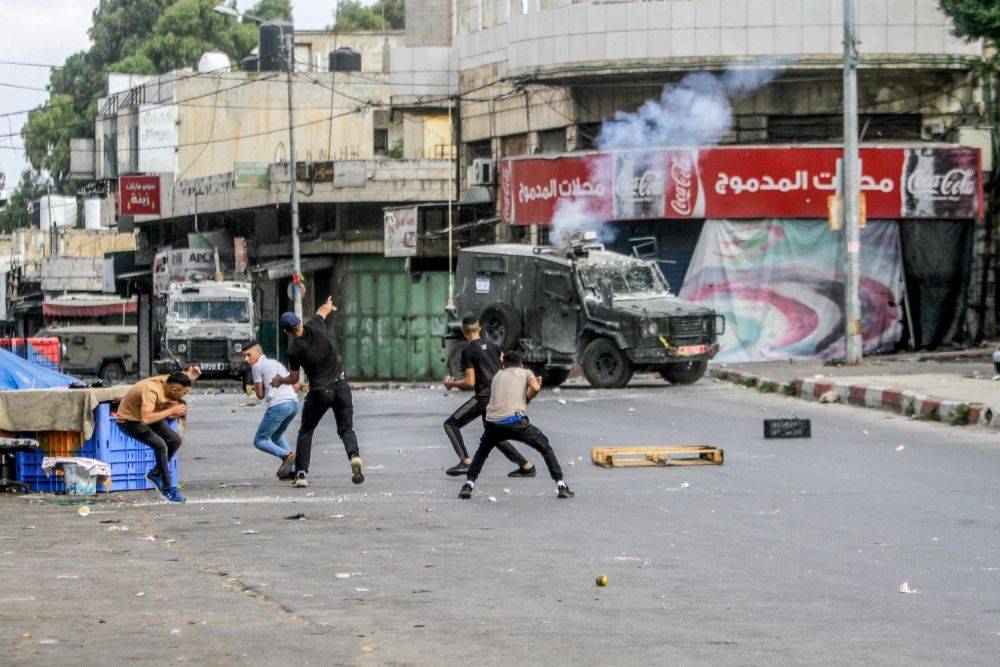 Нападение на политика. Палестинские террористы. Военный сжег себя в знак протеста в Палестине.