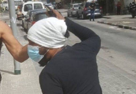 Араб кидает камень гиф. Позор новым репатриантам в Израиле.