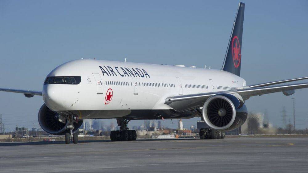 Самолет выполняет. Boeing 777-300er Turkish Airlines. Пекин АИР Канада. Рейс 621 Air Canada. Перелет в Канаду.