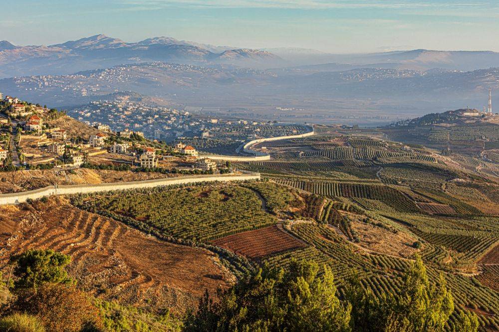 Город руководящий ливаном. Граница Израиля и Ливана. Пещеры в Израиле на границе с Ливаном.