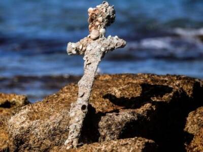 Дайвер нашел 900-летний меч крестоносца у побережья Израиля - unn.com.ua - Израиль - Украина - Киев