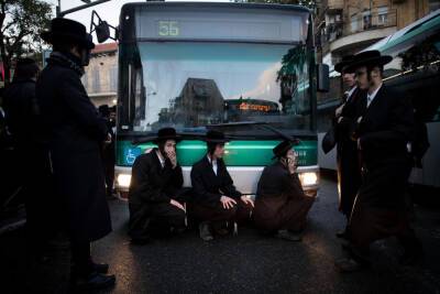 Протестующие против трамвая ортодоксы прокололи шины более 10 автобусов в Иерусалиме - news.israelinfo.co.il - Иерусалим