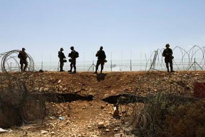 Солдаты Израиля задержали двух жителей Газы с мешком гранат - lenta.ru - Израиль - Газы
