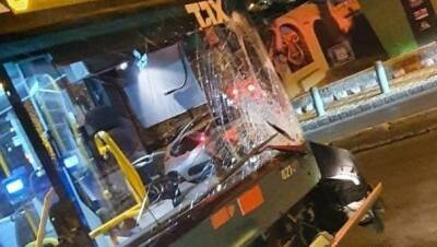 "Камень пробил стекло, пассажиры плакали": арабы напали на автобус в Иерусалиме - vesty.co.il - Израиль - Иерусалим