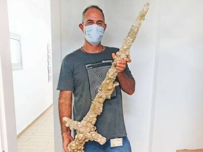 Дайвер нашел у побережья Израиля меч крестоносца. Артефакту около 900 лет - gordonua.com - Израиль - Украина