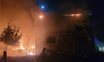 В поселение были вызваны пожарные, но напора воды в водопроводе не хватило, чтобы его потушить загоревшийся дом - 7kanal.co.il - Израиль