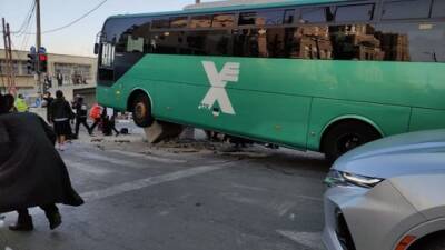 В Иерусалиме автобус вылетел на тротуар, тяжело ранена 18-летняя девушка - vesty.co.il - Израиль - Иерусалим