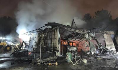 Загорелся и полностью выгорел ангар площадью 1000 квадратных метров в мошаве Михмар ха-Шива. Жертв нет, но причинен значительный ущерб - 7kanal.co.il - Нет