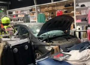 ДТП в Кирьят-Ата: автомобиль въехал в магазин одежды - isra.com