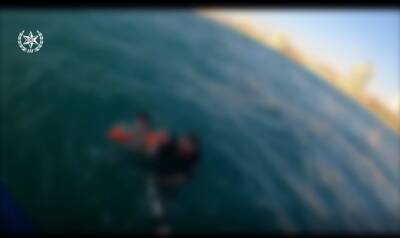 Ребёнка с аутизмом унесло в море возле пристани для яхт в Герцлии. Офицер морской полиции прыгнул с катера за ребенком - 7kanal.co.il - округ Тель-Авивский