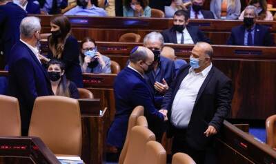 Нафтали Беннет - Мазен Ганайм - После двух поражений, которые потерпела коалиция при голосованиях, теперь еще и члены “Ямины” возмущены, что их подставил коллега из РААМ - 7kanal.co.il - Из