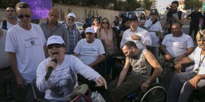 Нафтали Беннет - Протестующие инвалиды переместились из Тель-Авива к дому Беннета - detaly.co.il - Израиль - Тель-Авив - Из