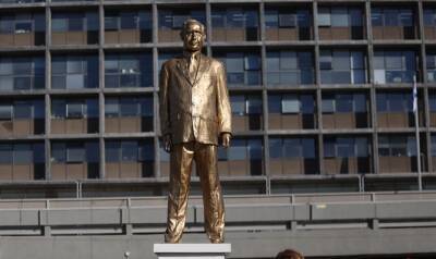 Биньямин Нетаньяху - Ицхак Рабин - "Золотая" статуя экс-премьер-министра установлена в рамках ежегодно отмечаемого «Месяца демократии» - 7kanal.co.il - Израиль - Тель-Авив