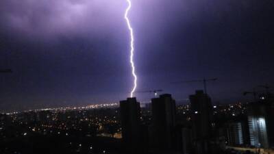 Гром, молнии и даже град: синоптики уточнили прогноз погоды в Израиле на выходные - vesty.co.il - Израиль - Тель-Авив - Иерусалим