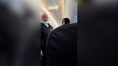 Израильтянин устроил дебош на борту самолета из-за замечания стюардессы - vesty.co.il - Израиль - Тель-Авив - Будапешт - Из