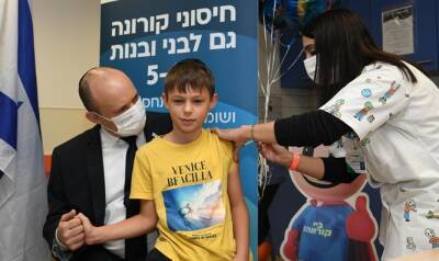 Нафтали Беннет - Давид Беннет - Премьер-министр Нафтали Беннет сопровождает 9-летнего сына Давида, чтобы тот получил вакцину от COVID-19 - 7kanal.co.il - Израиль