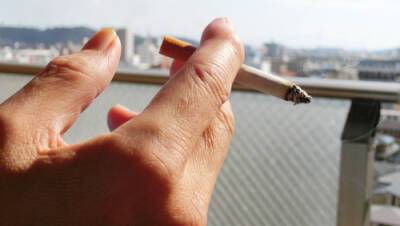 Впервые в Израиле: суд оштрафовал жителя Петах-Тиквы на 28.000 шекелей за курение на своем балконе - vesty.co.il - Израиль - Петы-Тиквы