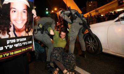 Ахувия Сандак - Участники акции протеста попытались заблокировать трамвайные рельсы – и столкнулись с силами полиции - 7kanal.co.il - Иерусалим