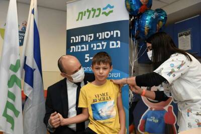 Давид Беннет - Премьер-министр Израиля привел на вакцинацию 9-летнего сына - lenta.ua - Израиль - Украина