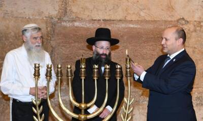 Нафтали Беннет - Премьер-министр Израиля зажег свечу, чтобы отметить первую ночь праздника Хануки - 7kanal.co.il - Израиль