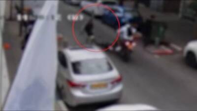 Видео: женщину бросили под колеса мотороллера в Тель-Авиве - vesty.co.il - Израиль - Тель-Авив - Видео