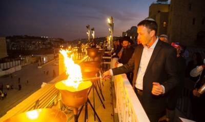 Матан Кахана - Эли Кея - Министр по делам религий Матан Кахана назвал главную задачу на сегодняшний день, зажигая у Западной Стены вторую ханукальную свечу - 7kanal.co.il - Израиль - Иерусалим