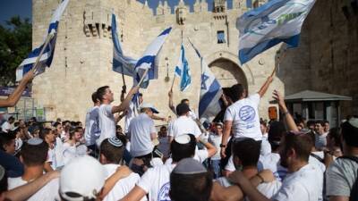 Правые активисты планируют пройти с флагами Израиля по арабским районам Лода и Рамле - vesty.co.il - Израиль - Лода