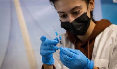 На севере Израиля мужчина, привитый ранее двумя дозами вакцины от коронавируса, пришел за третьей, а ему ввели сразу шесть доз - 7kanal.co.il - Израиль