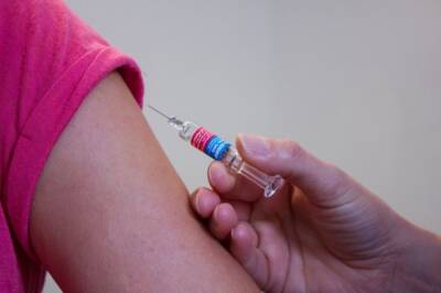 Нафтали Беннет - В Израиле вакцинацию от коронавируса начали проводить в школах - aif.ru - Израиль