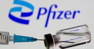 Ученые: Штамм "омикрон» в 32 раза снижает эффективность вакцины Pfizer - ren.tv - Китай - Гонконг - Гонконг