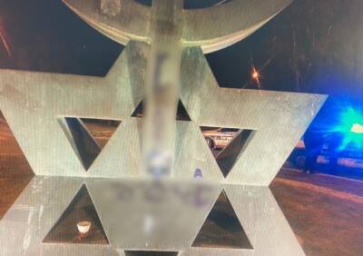 Житель Сдерота незаконно вышел из дома и поглумился над статуей возле Кнессета - 9tv.co.il - Иерусалим - Сдерот - Из - Над