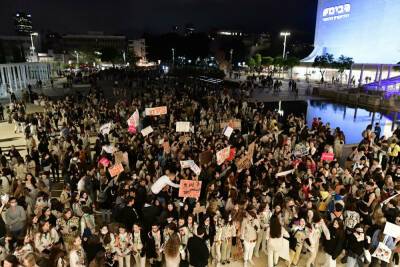 Сотни подростков вышли на акцию поддержки жертв изнасилований в школе Тель-Авива - news.israelinfo.co.il - Тель-Авив