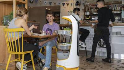 Видео: впервые в Израиле роботы обслуживают посетителей в ресторане - vesty.co.il - Израиль - Китай - Видео