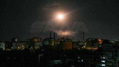 Сирия: Израиля атакует на юге, убит военнослужащий - vesty.co.il - Израиль - Сирия - Дамаск - Sana