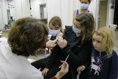 В Израиле достигнут двухмесячный максимум новых случаев коронавируса - news.israelinfo.co.il - Израиль - Сша - Англия - Франция - Эмираты - Юар