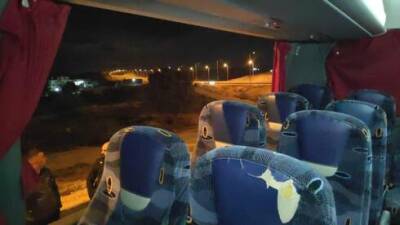 Девочки 5 и 9 лет выпали из окна автобуса на скоростной трассе на юге Израиля - vesty.co.il - Израиль - Кусейф - Из