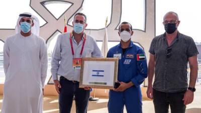 Астронавт из Эмиратов подарил израильтянам космический флаг Израиля: фото, видео - vesty.co.il - Израиль - Эмираты - Видео - Из