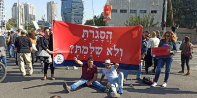 Протестующие турагенты и гиды парализовали движение в центре Тель-Авива (фото) - detaly.co.il - Тель-Авив