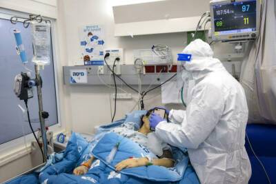 «Омикрон» наступает? В Израиле 2.5 тысячи новых больных, процент тяжелых снизился до 0.03% - news.israelinfo.co.il - Израиль - Англия