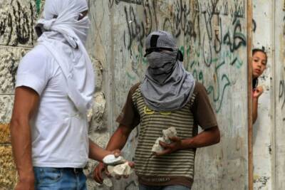 В Иудее и Самарии арабские террористы забросали камнями израильтян - cursorinfo.co.il - Иерусалим - Кафр-Касем - Джальджулии