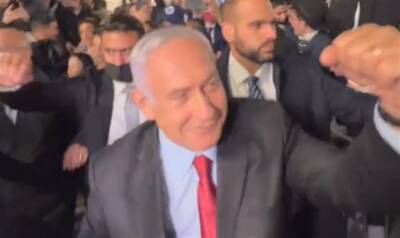Биньямин Нетаньяху - После участия в церемонии зажжении ханукальный свечей, бывший премьер-министр был встречен теплотой и симпатией - 7kanal.co.il - Израиль - Иерусалим