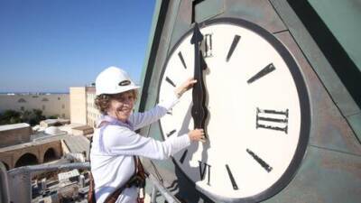 После долгого ремонта: самые знаменитые часы Израиля вновь возвестят о наступлении Нового года - vesty.co.il - Израиль - Тель-Авив - Дания