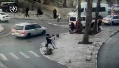 Видеосъемка теракта в Иерусалиме: араб спокойно идет по улице и вдруг как бешеный бросается на еврея - 9tv.co.il - Израиль - Иерусалим