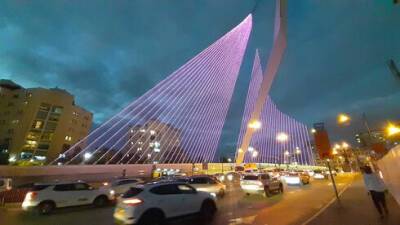 Десятки зданий в Израиле окрасились в пурпурный цвет: фоторепортаж - vesty.co.il - Израиль
