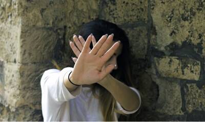 Директора средней школы подозревают в сокрытии истории сексуального насилия ученика, что привело к новым обвинениям в изнасиловании в новой школе - 7kanal.co.il - Тель-Авив