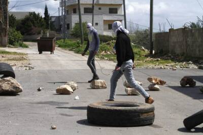 Арабские террористы забросали израильские военные джипы камнями - cursorinfo.co.il - Израиль - Израильские
