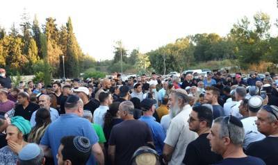 Игаль Иегошуа - Множество людей прибыли на кладбище мошава Хадид, чтобы проводить в последний путь Игаля Иегошуа (הי"ד) - 7kanal.co.il - Лод