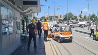Теракт в Иерусалиме: израильтянин тяжело ранен возле штаба полиции - vesty.co.il - Израиль - Иерусалим