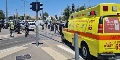 Ножевой теракт на трамвайной остановке в Иерусалиме, первые сообщения: двое раненых - detaly.co.il - Израиль - Иерусалим